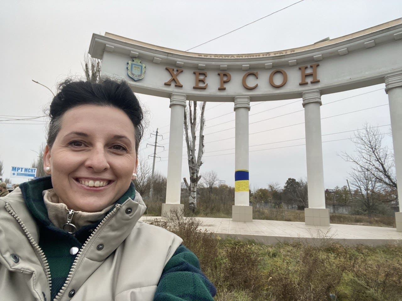 Анастасія Станко біля стели “Херсон”